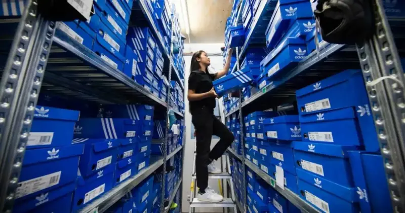 Стелажі з коробками взуття Adidas на складі