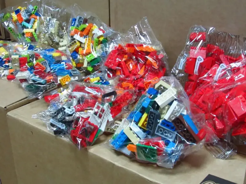 Пакувальник конструкторів LEGO на складі (Бухарест)