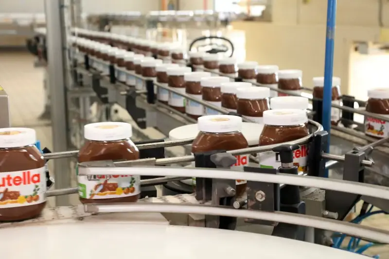 Банки Nutella на конвеєрі