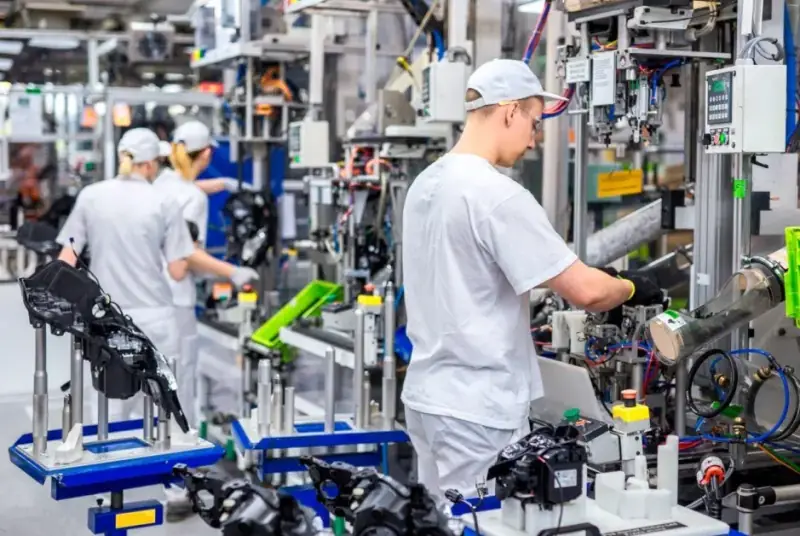 Складання автомобільних фар на заводі Valeo