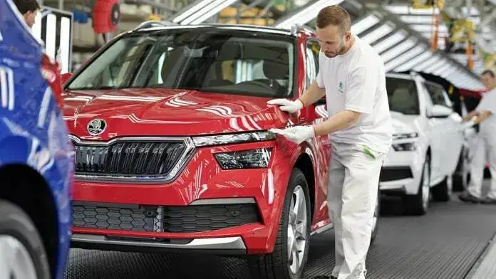 Осмотр автомобиля Skoda на производственной линии