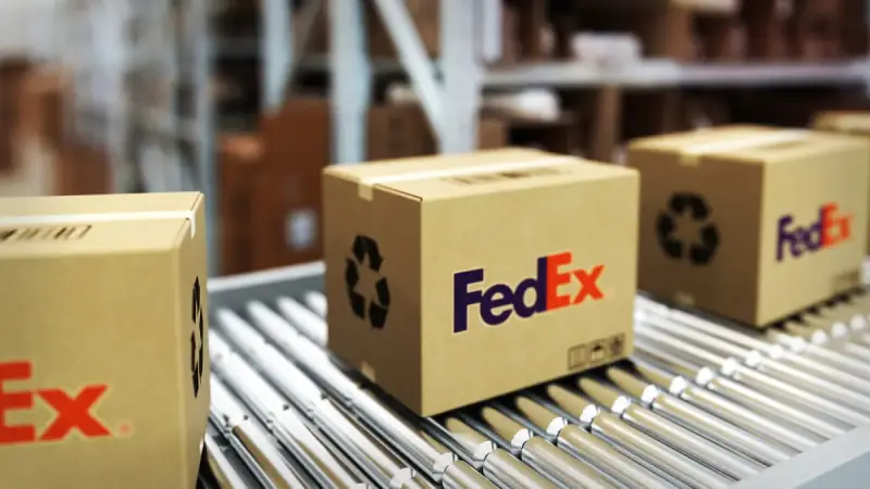 Посылки FedEx на роликовом конвейере