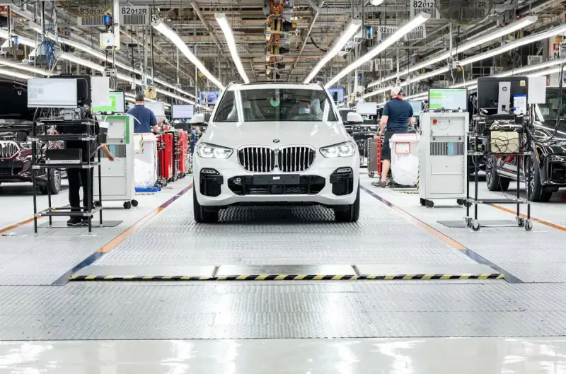 Рабочий завода автокомпонентов для AUDI и BMW (Вильнюс)