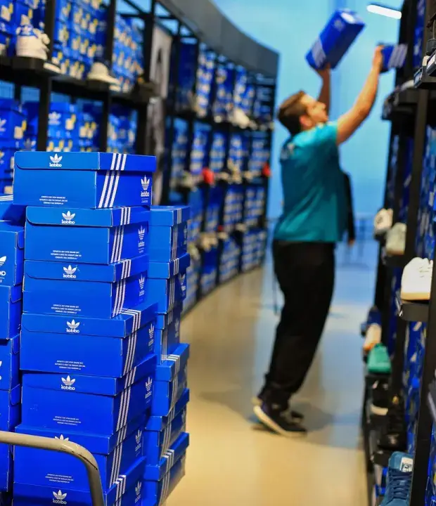 Стелажі з коробками взуття Adidas на складі