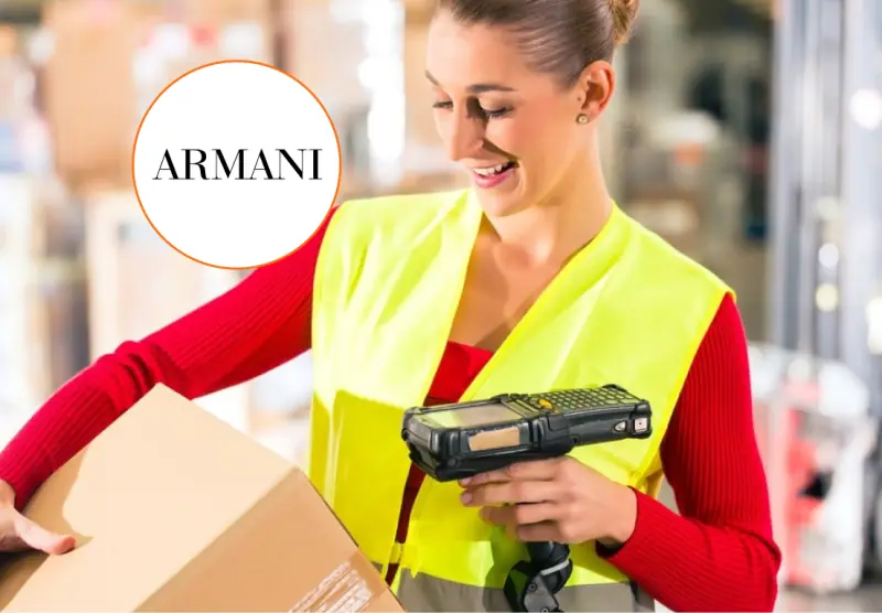 Працівник складу брендового одягу Armani