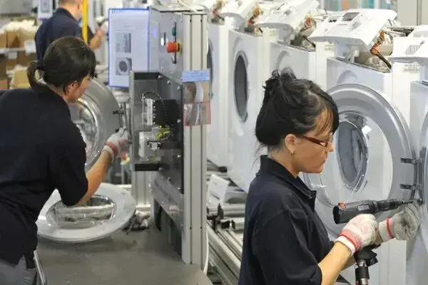 Монтаж пральних машин на конвеєрі заводу Whirlpool