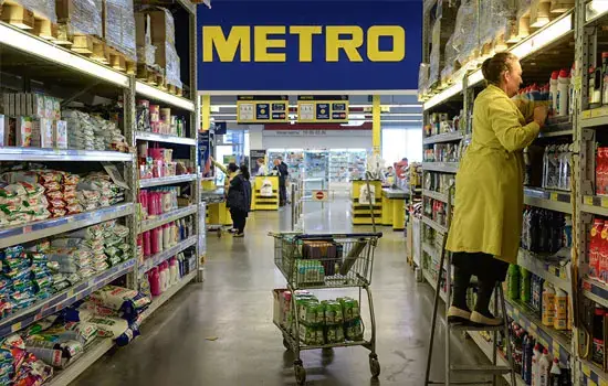 Торговий зал METRO з товарами на стелажах