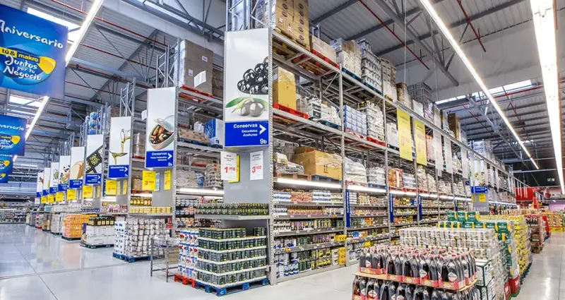 Зал Makro зі стелажами продуктів