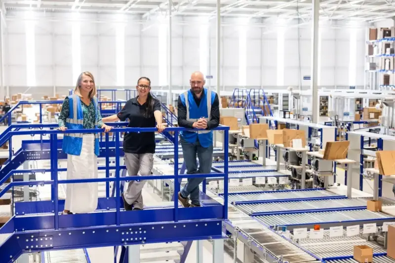 Сортувальні конвеєри на складі інтернет-магазину одягу